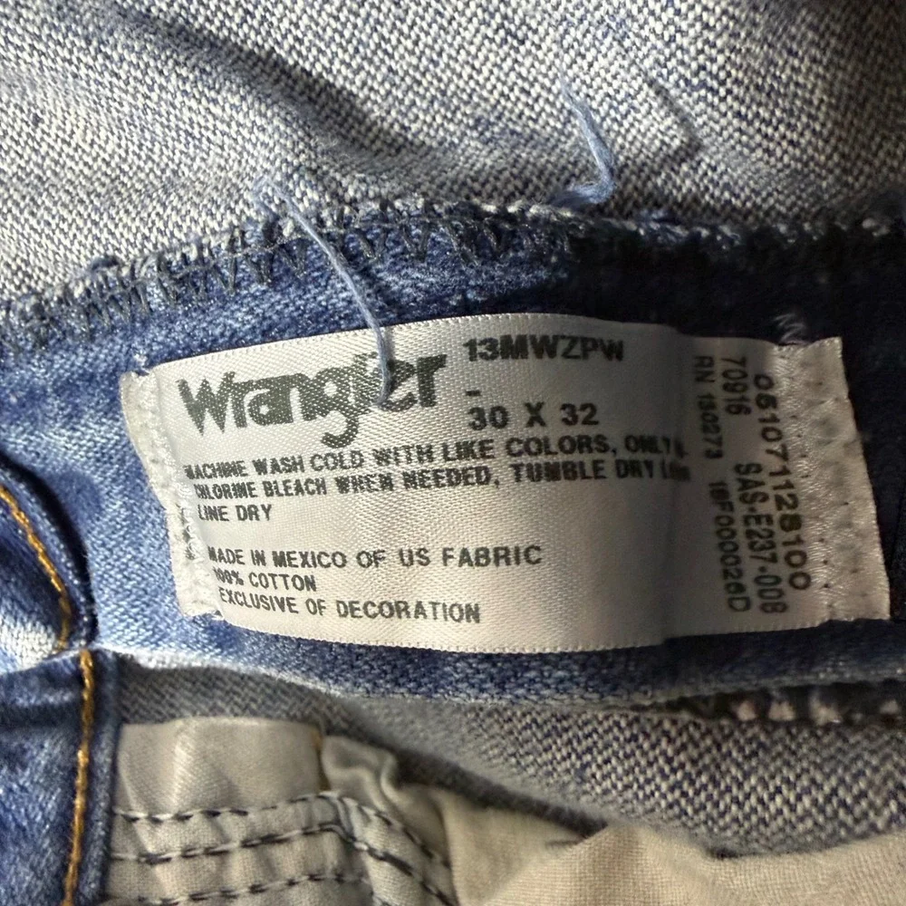 Wrangler 13MWZPW Cowboy Cut Blue Jeans Mens 30x32 Distressed Western Workwear